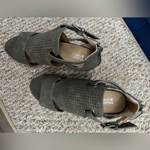 Market & Spruce Ryann Peep Toe Leather Wedge Olive Green Size 8